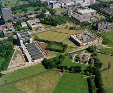 842947 Luchtfoto van een gedeelte van het universiteitscentrum De Uithof te Utrecht, uit het zuidwesten. Links de ...